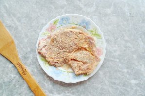 Шницель из свинины с яблоком