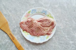 Шницель из свинины с яблоком