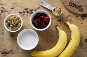 Смузи-боул с бананом и ягодами