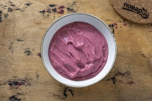 Смузи-боул с бананом и ягодами