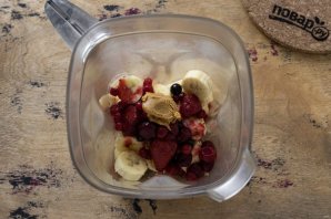 Смузи-боул с бананом и ягодами Смузи-боул с бананом и ягодами