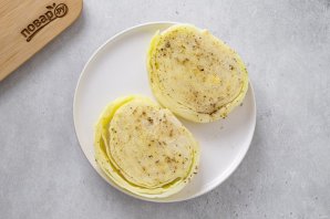 Стейки из капусты на сковороде