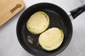 Стейки из капусты на сковороде