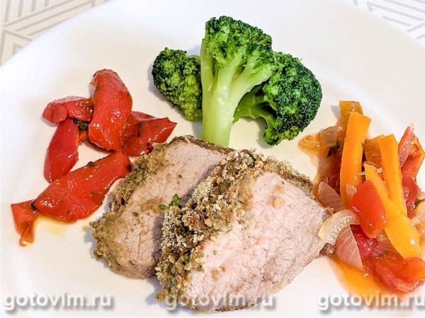 Свиная вырезка в сухарях, запеченная в духовке Свиная вырезка в сухарях, запеченная в духовке