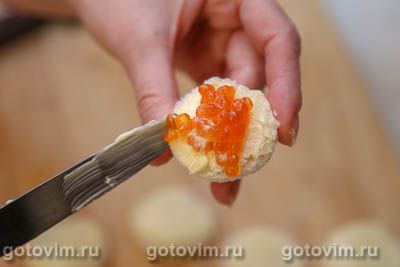 Тартинки с лимонным маслом и красной икрой Тартинки с лимонным маслом и красной икрой