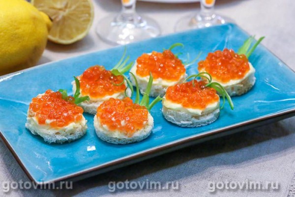 Тартинки с лимонным маслом и красной икрой Тартинки с лимонным маслом и красной икрой