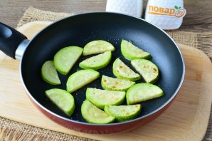 Теплый салат с говядиной и кабачками