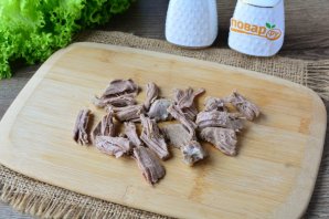 Теплый салат с говядиной и кабачками