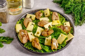 Теплый салат с куриной печенью и вишней