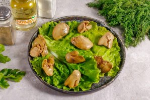 Теплый салат с куриной печенью и вишней