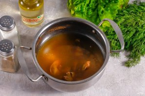 Теплый салат с куриной печенью и вишней