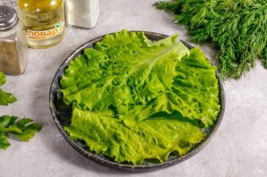 Теплый салат с куриной печенью и вишней