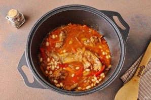 Тушёный кролик с фасолью