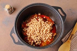 Тушёный кролик с фасолью