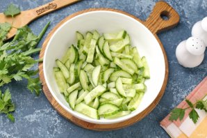 Весенний салат с огурцом и яйцом