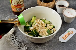 Битые огурцы с кешью и кинзой