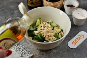 Битые огурцы с кешью и кинзой