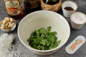 Битые огурцы с кешью и кинзой