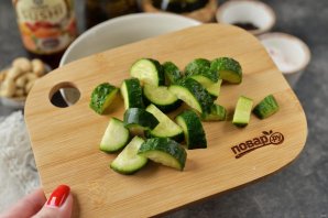 Битые огурцы с кешью и кинзой