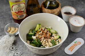 Битые огурцы с кешью и кинзой