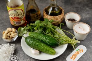 Битые огурцы с кешью и кинзой