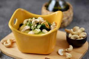 Битые огурцы с кешью и кинзой