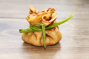 Блинные мешочки с начинкой из семги