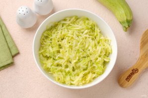 Чебуреки из кабачков с курицей