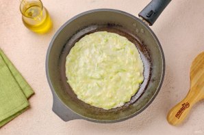 Чебуреки из кабачков с курицей