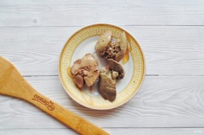 Фаршированные яйца с печенью и грибами