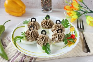 Фаршированные яйца с печенью и грибами