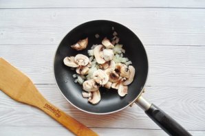 Фаршированные яйца с печенью и грибами