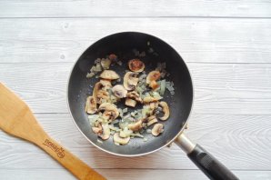 Фаршированные яйца с печенью и грибами