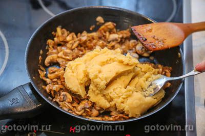 Гороховое пюре с жареными грибами