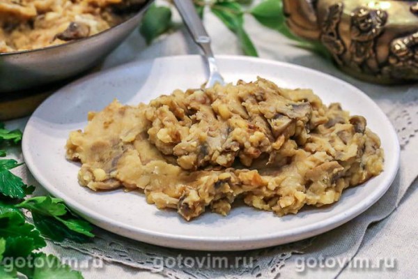 Гороховое пюре с жареными грибами