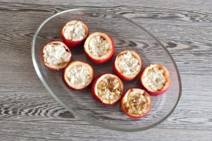 Яблоки запеченные с творогом, орехами и мёдом