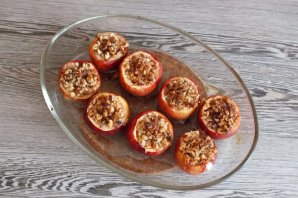 Яблоки запеченные с творогом, орехами и мёдом