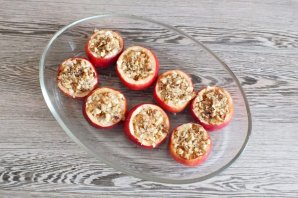 Яблоки запеченные с творогом, орехами и мёдом