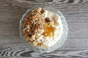 Яблоки запеченные с творогом, орехами и мёдом