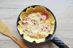 Яичница в лаваше на сковороде