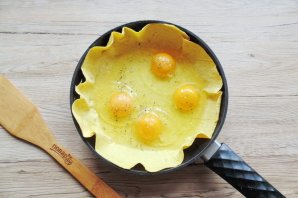 Яичница в лаваше на сковороде