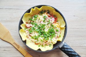 Яичница в лаваше на сковороде