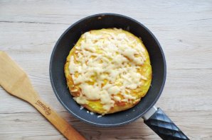 Яичница в лаваше на сковороде