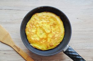 Яичница в лаваше на сковороде