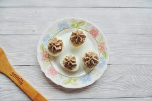 Яйца фаршированные скумбрией