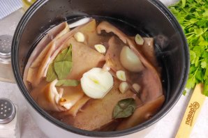 Колбаса из свиных шкурок