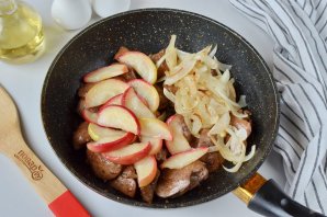 Куриная печень с яблоками