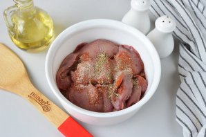 Куриная печень с яблоками