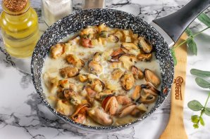 Мидии с сельдереем в сливочном соусе