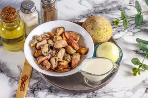 Мидии с сельдереем в сливочном соусе